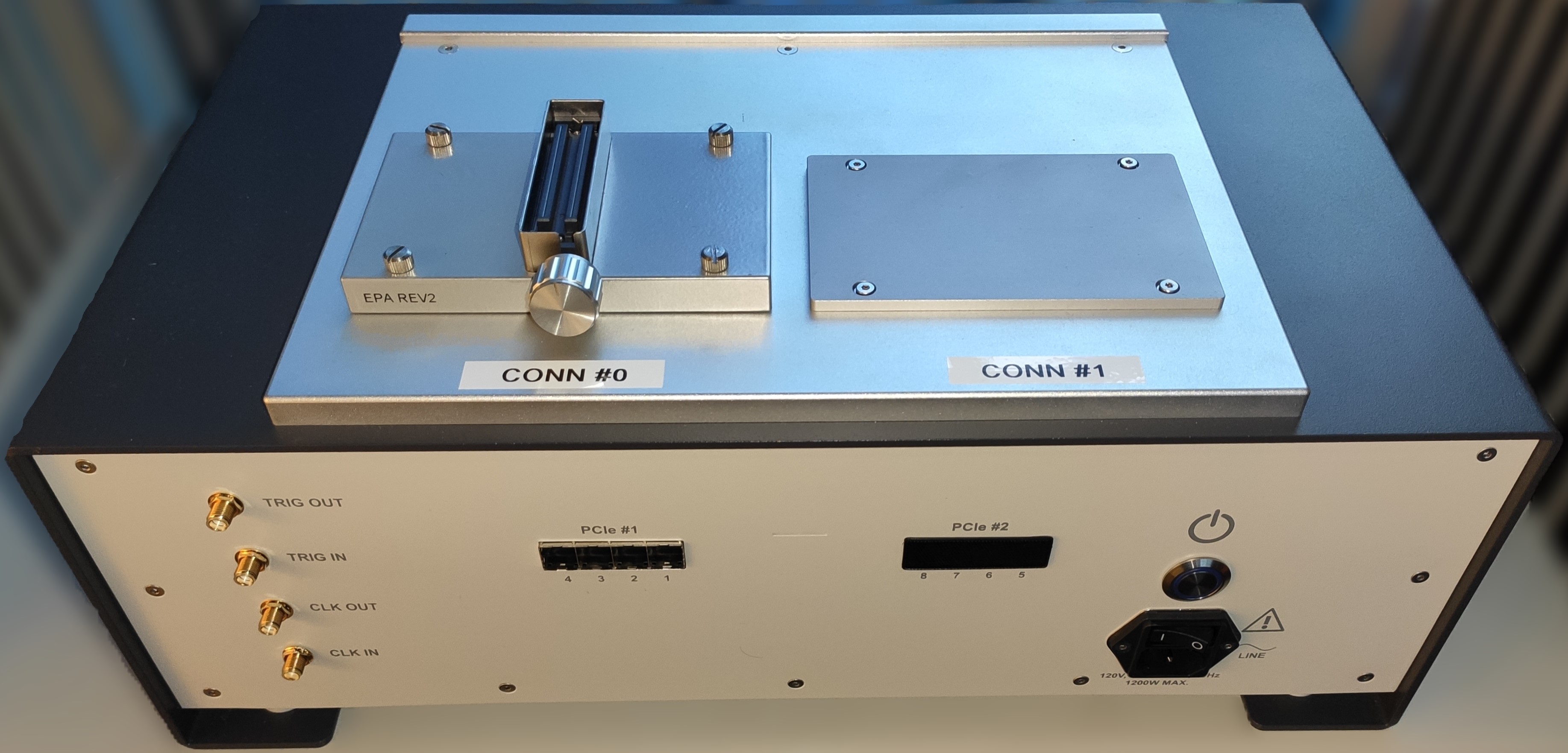 Top-view of the us4R™ with 2D (linear/phase/convex) CONN